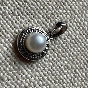 Sterling silver pearl pendant